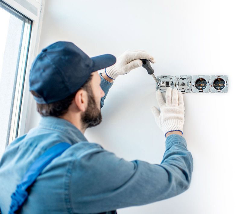 Hombre realizando instalación eléctrica